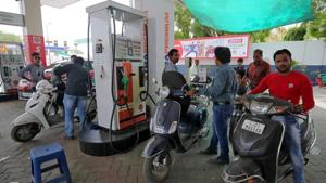 Finance minister Arun Jaitley announced a cut of <span class='webrupee'>₹</span>2.50 in the price of petrol(REUTERS File) Finance minister Arun Jaitley announced a cut of <span class='webrupee'>₹</span>2.50 in the price of petrol(REUTERS File)
