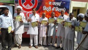 Farmers of a Panipat village pledging to give up stubble burning following an awareness drive.(HT Photo) Farmers of a Panipat village pledging to give up stubble burning following an awareness drive.(HT Photo)
