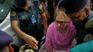 Bangladesh main opposition leader and Bangladesh Nationalist Party chairperson Khaleda Zia being escorted to Bangabandhu Sheikh Mujib Medical University (BSMMU) in Dhaka on October 6, 2018.(AFP Photo) Bangladesh main opposition leader and Bangladesh Nationalist Party chairperson Khaleda Zia being escorted to Bangabandhu Sheikh Mujib Medical University (BSMMU) in Dhaka on October 6, 2018.(AFP Photo)