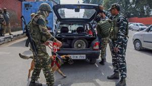 CRPF personnel check vehicles using sniffer dogs ahead of polling for first phase of elections for urban local bodies in Jammu and Kashmir, in Srinagar.(PTI) CRPF personnel check vehicles using sniffer dogs ahead of polling for first phase of elections for urban local bodies in Jammu and Kashmir, in Srinagar.(PTI)