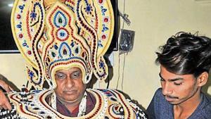 Ashok Chaudhary, who plays Ravana, in his 12-kg costume and 6-kg crown.(HT photo) Ashok Chaudhary, who plays Ravana, in his 12-kg costume and 6-kg crown.(HT photo)