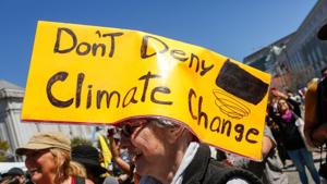 A woman wears a sign on her head in the 'Rise For Climate' global action in downtown San Francisco on September 12.(AFP Photo) A woman wears a sign on her head in the 'Rise For Climate' global action in downtown San Francisco on September 12.(AFP Photo)