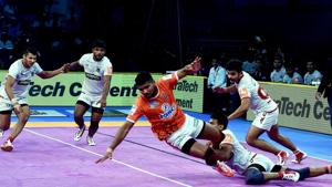 Chennai: Players of Haryana Steelers ( in White ) and Puneri Paltan (in Orange) in action during their match of Pro Kabaddi league season6 at Jawaharlal Nehru Indoor Stadium in Chennai.(PTI) Chennai: Players of Haryana Steelers ( in White ) and Puneri Paltan (in Orange) in action during their match of Pro Kabaddi league season6 at Jawaharlal Nehru Indoor Stadium in Chennai.(PTI)
