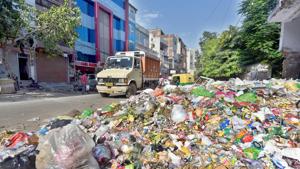 Sanitation workers have refused to end their strike, even as east Delhi’s roads are full of garbage.(Sushil Kumar/HT Photo) Sanitation workers have refused to end their strike, even as east Delhi’s roads are full of garbage.(Sushil Kumar/HT Photo)