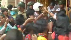 Police attempt to restrain agitating parents from entering a school in Dhakuria where a teacher allegedly molested a student in September.(ANI/Twitter) Police attempt to restrain agitating parents from entering a school in Dhakuria where a teacher allegedly molested a student in September.(ANI/Twitter)