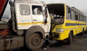 The truck and the bus collided head on leaving the kids injured.(HT Photo)
