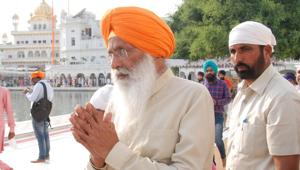 Sukhdev Singh Dhindsa paying obeisance at Golden Temple in Amritsar.(Sameer Sehgal/HT) Sukhdev Singh Dhindsa paying obeisance at Golden Temple in Amritsar.(Sameer Sehgal/HT)