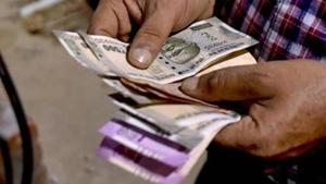 Unabated foreign fund outflows weighed on the rupee, traders said.(PTI/Picture for representation) Unabated foreign fund outflows weighed on the rupee, traders said.(PTI/Picture for representation)