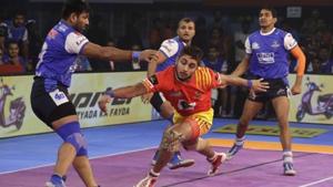 Pro Kabaddi League 2018, Dabang Delhi vs Gujarat Fortunegiants: Dabang Delhi face Gujarat Fortunegiants on Tuesday.(AP) Pro Kabaddi League 2018, Dabang Delhi vs Gujarat Fortunegiants: Dabang Delhi face Gujarat Fortunegiants on Tuesday.(AP)