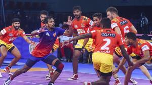 Chennai: Gujarat Fortune Giants (Red Yellow) players in action against Dabang Delhi during their Pro Kabaddi league season 6 match, at Jawaharlal Nehru Indoor Stadium.(AP) Chennai: Gujarat Fortune Giants (Red Yellow) players in action against Dabang Delhi during their Pro Kabaddi league season 6 match, at Jawaharlal Nehru Indoor Stadium.(AP)