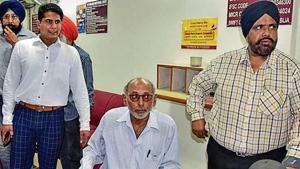 The snatching victim, Sunil S Malhotra, during police investigation at the Punjab national Bank’s branch on Gill road in Ludhiana.(HT Photo) The snatching victim, Sunil S Malhotra, during police investigation at the Punjab national Bank’s branch on Gill road in Ludhiana.(HT Photo)