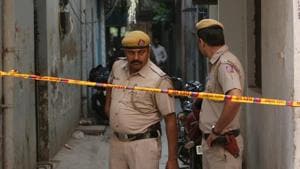 Delhi Police cordon off the crime scene in Vasant Kunj where three of a family were found stabbed to death inside their home.(HT Photo) Delhi Police cordon off the crime scene in Vasant Kunj where three of a family were found stabbed to death inside their home.(HT Photo)