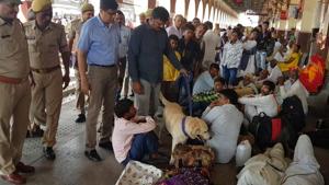 Police checking drive at Aligarh railway station after bomb threat.(Mahipal Singh/HT Photo) Police checking drive at Aligarh railway station after bomb threat.(Mahipal Singh/HT Photo)