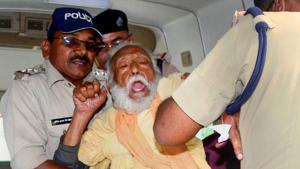 Environmentalist G D Agarwal, who had been fasting since June 22 for a clean River Ganga, being forcibly taken to the hospital after his health detriorated in Haridwar on Wednesday.(PTI) Environmentalist G D Agarwal, who had been fasting since June 22 for a clean River Ganga, being forcibly taken to the hospital after his health detriorated in Haridwar on Wednesday.(PTI)