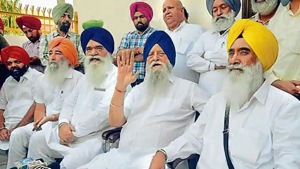 SAD MP Ranjit Singh Brahmpura (C), flanked by SAD leader Sewa Singh Sekhwan (left) and ex-MP Rattan Singh Ajnala, addressed mediapersons in Amritsar on October.(Sameer Sehgal/HT) SAD MP Ranjit Singh Brahmpura (C), flanked by SAD leader Sewa Singh Sekhwan (left) and ex-MP Rattan Singh Ajnala, addressed mediapersons in Amritsar on October.(Sameer Sehgal/HT)