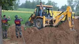 Indian army personnel at work to take out the buried missiles in Uttarakhand. The missiles will be blown up in a controlled explosion on the banks of river Feeka, near Haldwani.(HT Photo) Indian army personnel at work to take out the buried missiles in Uttarakhand. The missiles will be blown up in a controlled explosion on the banks of river Feeka, near Haldwani.(HT Photo)
