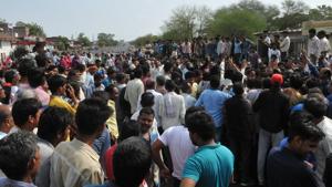 Villagers staging a chakka jam on Mhow- Neemuch highway with the body of Abhishek Patidar who was killed in police firing during farmers protest in Mandsaur in June last year.(HT File Photo) Villagers staging a chakka jam on Mhow- Neemuch highway with the body of Abhishek Patidar who was killed in police firing during farmers protest in Mandsaur in June last year.(HT File Photo)
