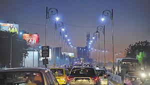 LED streetlamps lit on Paud road in Pune. PMC’s electric department claims almost all the LED street lights are now not working.(Sanket Wankhade/HT PHOTO) LED streetlamps lit on Paud road in Pune. PMC’s electric department claims almost all the LED street lights are now not working.(Sanket Wankhade/HT PHOTO)