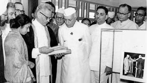 Former PU V-C AC Joshi showing books to India’s first prime minister Jawaharlal Nehru at the inauguration ceremony of AC Joshi Library on October 23, 1963.(panjab university) Former PU V-C AC Joshi showing books to India’s first prime minister Jawaharlal Nehru at the inauguration ceremony of AC Joshi Library on October 23, 1963.(panjab university)