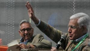 Mani Shankar Aiyar and Karan Thapar at Khushwant Singh Lit Fest on Saturday(Ravi Kumar/HT) Mani Shankar Aiyar and Karan Thapar at Khushwant Singh Lit Fest on Saturday(Ravi Kumar/HT)