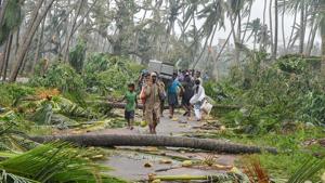 A group of people relocate to safer places as Cyclone Titli hits Barua village, in Srikakulam.(PTI Photo) A group of people relocate to safer places as Cyclone Titli hits Barua village, in Srikakulam.(PTI Photo)