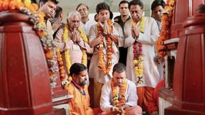 Congress president Rahul Gandhi offers prayers at Pitambara Peeth in Datia on October 15.(PTI Photo) Congress president Rahul Gandhi offers prayers at Pitambara Peeth in Datia on October 15.(PTI Photo)