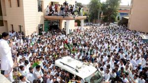 Hisar MP Dushyant Chautala addressing his supporters at Chaudhary Devi Lal Sadan in Bhiwani on October 16.(Manoj Dhaka/HT) Hisar MP Dushyant Chautala addressing his supporters at Chaudhary Devi Lal Sadan in Bhiwani on October 16.(Manoj Dhaka/HT)