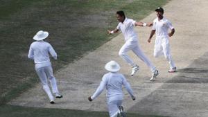 Pakistani cricketer Muhammad Abbas (C) celebrates with teammates after taking a wicket.(AFP) Pakistani cricketer Muhammad Abbas (C) celebrates with teammates after taking a wicket.(AFP)