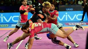 Chennai: Players of Jaipur Pink Panthers (Pink jersey) in action in PKL.(PTI) Chennai: Players of Jaipur Pink Panthers (Pink jersey) in action in PKL.(PTI)