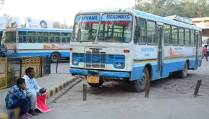 The employees are protesting against the induction of about 700 buses of private operators, which they allege is an attempt to favour some chosen few and a step towards privatisation.(HT Photo) The employees are protesting against the induction of about 700 buses of private operators, which they allege is an attempt to favour some chosen few and a step towards privatisation.(HT Photo)