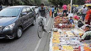 Stalls are allowed in the markets from October 17 to 19 (Dussehra) and then from October 24 to 26 (Karva Chauth). Vending will not be allowed in parking areas and market corridors.(HT File) Stalls are allowed in the markets from October 17 to 19 (Dussehra) and then from October 24 to 26 (Karva Chauth). Vending will not be allowed in parking areas and market corridors.(HT File)