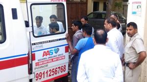 Family members of additional sessions judge Krishan Kant carry dead body of his wife Ritu in Gurugram on Sunday.(Yogendra Kumar/HT PHOTO) Family members of additional sessions judge Krishan Kant carry dead body of his wife Ritu in Gurugram on Sunday.(Yogendra Kumar/HT PHOTO)
