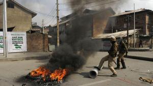 Policemen try to douse a fire during protests following an encounter in Srinagar on Wednesday.(Waseem Andrabi/ HT) Policemen try to douse a fire during protests following an encounter in Srinagar on Wednesday.(Waseem Andrabi/ HT)