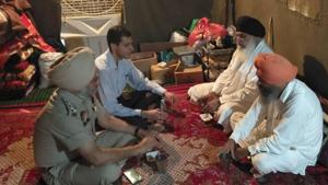 Kapurthala SSP Satinder Singh (blue shirt) during a meeting with parallel jathedar Dhian Singh Mand on Wednesday.(HT Photo) Kapurthala SSP Satinder Singh (blue shirt) during a meeting with parallel jathedar Dhian Singh Mand on Wednesday.(HT Photo)