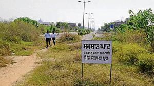 The ‘shamshan ghat’ signboard put up by villagers on an unfinished road at DLF Hyde Park in New Chandigarh.(HT Photo) The ‘shamshan ghat’ signboard put up by villagers on an unfinished road at DLF Hyde Park in New Chandigarh.(HT Photo)