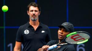 FILE PHOTO: Serena Williams of the U.S. hits a shot as her coach Patrick Mouratoglou looks on during a training session.(REUTERS) FILE PHOTO: Serena Williams of the U.S. hits a shot as her coach Patrick Mouratoglou looks on during a training session.(REUTERS)