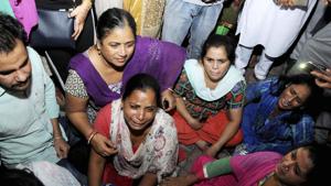 Relatives grieve for the victims of the Amritsar train accident.(PTI) Relatives grieve for the victims of the Amritsar train accident.(PTI)