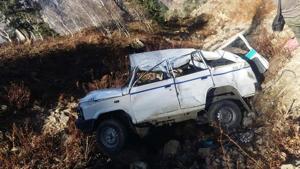 The driver lost control on the vehicle while negotiating a sharp curve and the SUV skidded off the road and plunged into a gorge near Gulaba, 28 kilometres from the tourist town Manali in Himachal Pradesh’s Kullu district.(HT PHOTO) The driver lost control on the vehicle while negotiating a sharp curve and the SUV skidded off the road and plunged into a gorge near Gulaba, 28 kilometres from the tourist town Manali in Himachal Pradesh’s Kullu district.(HT PHOTO)