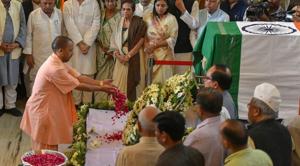 Uttar Pradesh chief minister Yogi Adityanath pays floral tributes to former chief minister of UP and Uttarakhand ND Tiwari at Vidhan Bhawan in Lucknow, on October 20, 2018.(PTI) Uttar Pradesh chief minister Yogi Adityanath pays floral tributes to former chief minister of UP and Uttarakhand ND Tiwari at Vidhan Bhawan in Lucknow, on October 20, 2018.(PTI)
