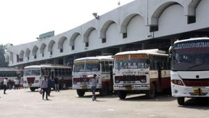 The plight of hundreds of commuters continued for all these days despite government efforts.(HT Photo) The plight of hundreds of commuters continued for all these days despite government efforts.(HT Photo)