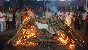 Relatives stand next to the burning pyres of Rammilan, who was killed when a train ploughed into a crowd of revellers, at a cremation ground in Amritsar on October 20, 2018.(AFP) Relatives stand next to the burning pyres of Rammilan, who was killed when a train ploughed into a crowd of revellers, at a cremation ground in Amritsar on October 20, 2018.(AFP)