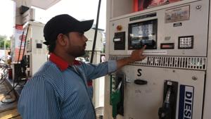 Fuel price fuels has a cascading effect on the prices of other essential commodities.(HT FILE PHOTO) Fuel price fuels has a cascading effect on the prices of other essential commodities.(HT FILE PHOTO)