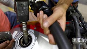 Petrol and diesel prices were cut for the fourth straight day Sunday on softening international oil prices, providing some relief to consumers battered by two months of relentless rate hikes.(HT File Photo) Petrol and diesel prices were cut for the fourth straight day Sunday on softening international oil prices, providing some relief to consumers battered by two months of relentless rate hikes.(HT File Photo)