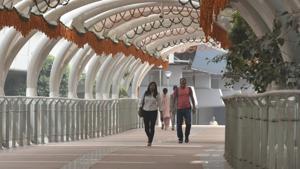 Commuters walk on the ITO Skywalk after its inauguration for general public on Monday, at Tilak marg Chowk in New Delhi, India, on Tuesday, October 16, 2018.(Raj K Raj/HT PHOTO) Commuters walk on the ITO Skywalk after its inauguration for general public on Monday, at Tilak marg Chowk in New Delhi, India, on Tuesday, October 16, 2018.(Raj K Raj/HT PHOTO)