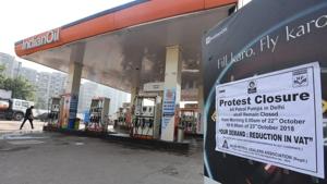 The strike was called by Delhi Petrol Dealers Association (DPDA) which has blamed the Arvind Kejriwal-led Delhi government for refusing to reduce VAT on petrol and diesel prices.(Sonu Mehta/HT Photo) The strike was called by Delhi Petrol Dealers Association (DPDA) which has blamed the Arvind Kejriwal-led Delhi government for refusing to reduce VAT on petrol and diesel prices.(Sonu Mehta/HT Photo)