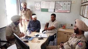 The victim Jagsir Singh gives statement to police.(HT Photo) The victim Jagsir Singh gives statement to police.(HT Photo)