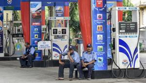 Around 400 fuel stations in the national capital began a 24-hour shutdown to press the Delhi government to slash value-added tax (VAT) on the key transport fuels to cut their losses.(Kunal Patil/HT File Photo) Around 400 fuel stations in the national capital began a 24-hour shutdown to press the Delhi government to slash value-added tax (VAT) on the key transport fuels to cut their losses.(Kunal Patil/HT File Photo)
