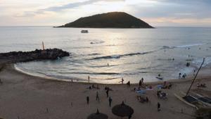 Tourists enjoy the beach in Mazatlan, Sinaloa state, Mexico on October 21, 2018, where Hurricane Willa is expected to land next October 23. - Hurricane Willa strengthened to category 4 in Pacific waters off the coast of Mexico, becoming "extremely dangerous" as it slowly approaches the mainland, the US National Hurricane Center (NHC) reported. (Photo by Daniel SLIM / AFP)(AFP) Tourists enjoy the beach in Mazatlan, Sinaloa state, Mexico on October 21, 2018, where Hurricane Willa is expected to land next October 23. - Hurricane Willa strengthened to category 4 in Pacific waters off the coast of Mexico, becoming "extremely dangerous" as it slowly approaches the mainland, the US National Hurricane Center (NHC) reported. (Photo by Daniel SLIM / AFP)(AFP)