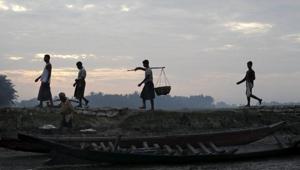 Muslim Rohingya fishermen walk by the port at a refugee camp outside Sittwe October 29, 2015.(REUTERS) Muslim Rohingya fishermen walk by the port at a refugee camp outside Sittwe October 29, 2015.(REUTERS)