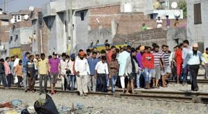 Family members of victims block the accident site in protest on Sunday.(PTI) Family members of victims block the accident site in protest on Sunday.(PTI)